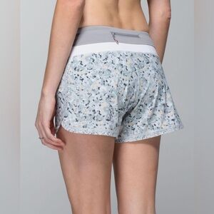 2014 Lululemon Groovy Run Short 4.5” Not So Petite Fleur Silver Spoon Grey Sz 6